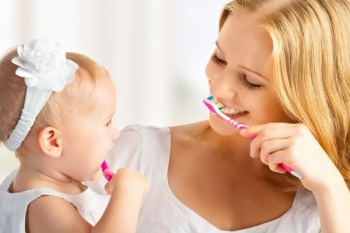 Vệ sinh răng miệng bằng bàn chải đánh răng cho bé đúng cách
