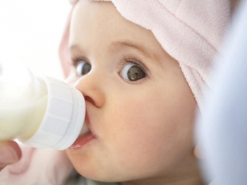 Tại sao mẹ nên sử dụng bình sữa thủy tinh cho bé?